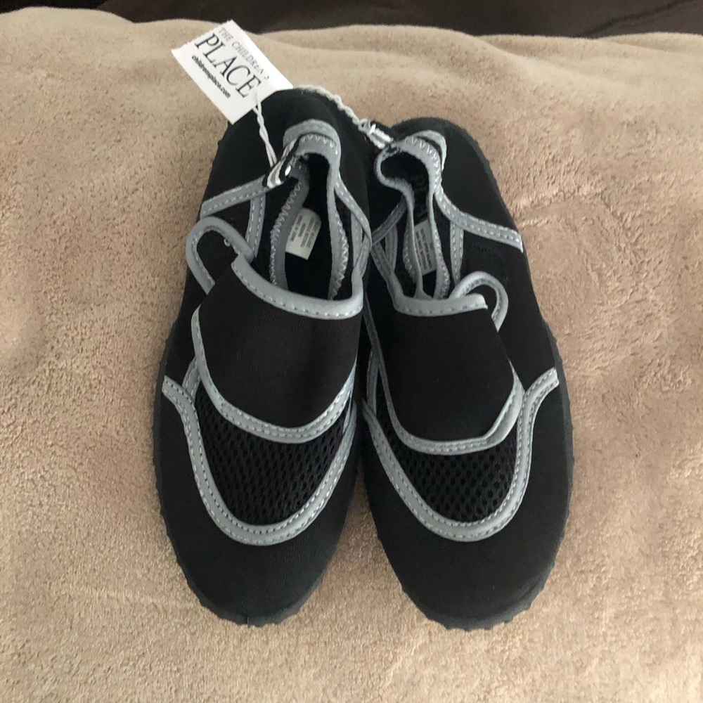 Children’s place Kids water shoes youth 13-1